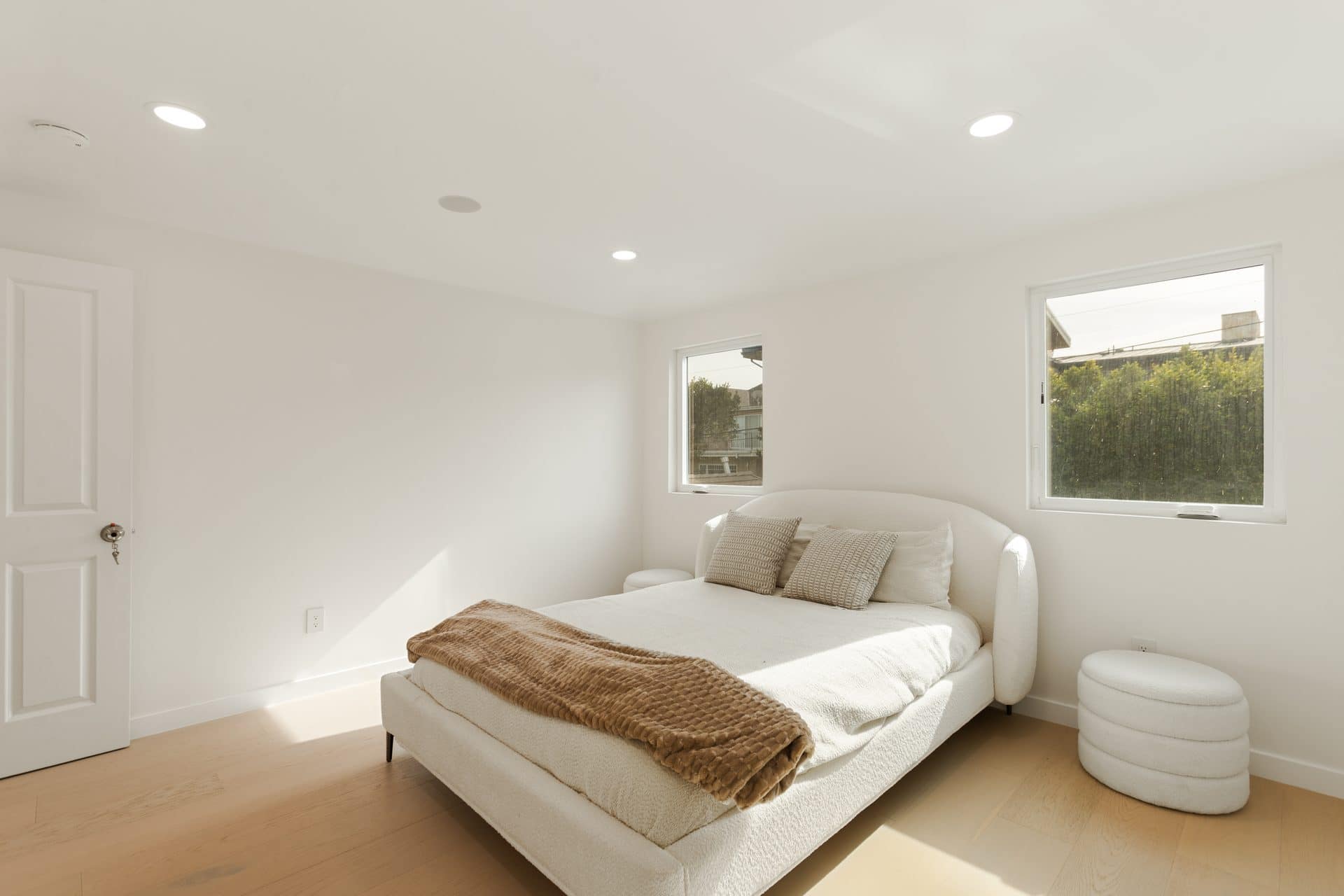 9432 Oakmore Rd bathrooms — luxury rental Los Angeles 90035 photo 1