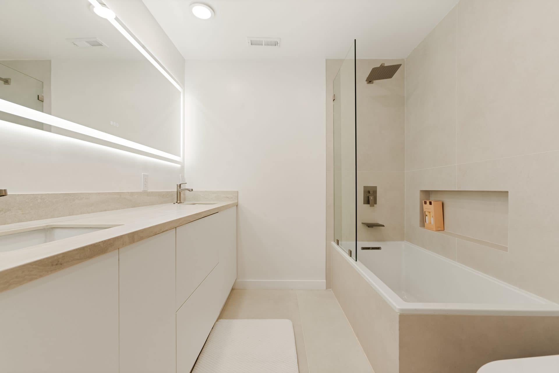 9432 Oakmore Rd bathrooms — luxury rental Los Angeles 90035 photo 2