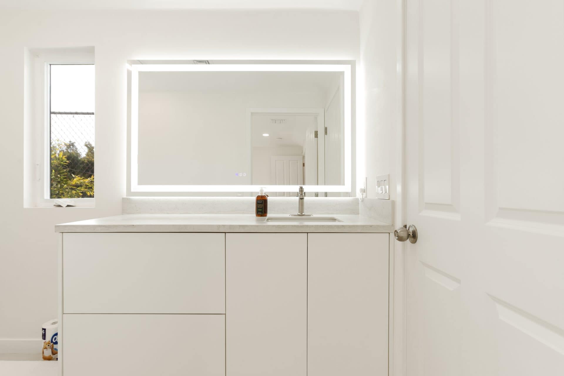 9432 Oakmore Rd bathrooms — luxury rental Los Angeles 90035 photo 3