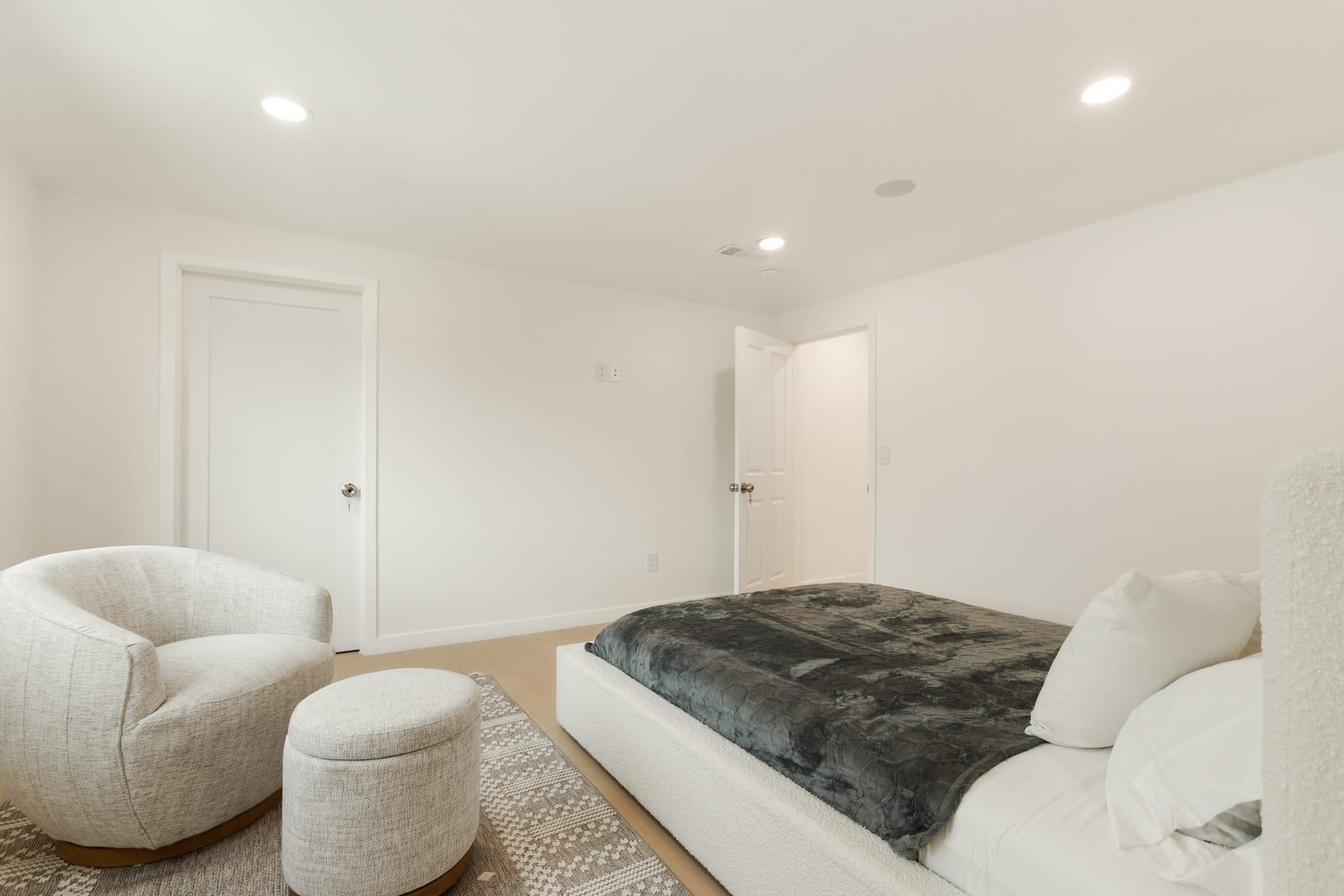 9432 Oakmore Rd bedrooms — luxury rental Los Angeles 90035 photo 3