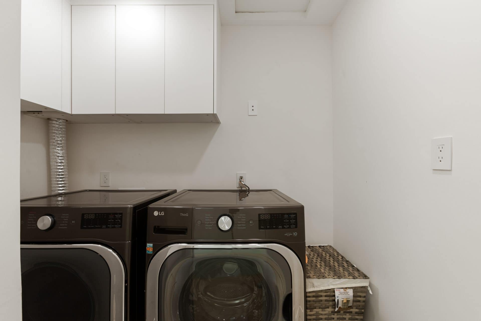 9432 Oakmore Rd laundry — luxury rental Los Angeles 90035 photo 1