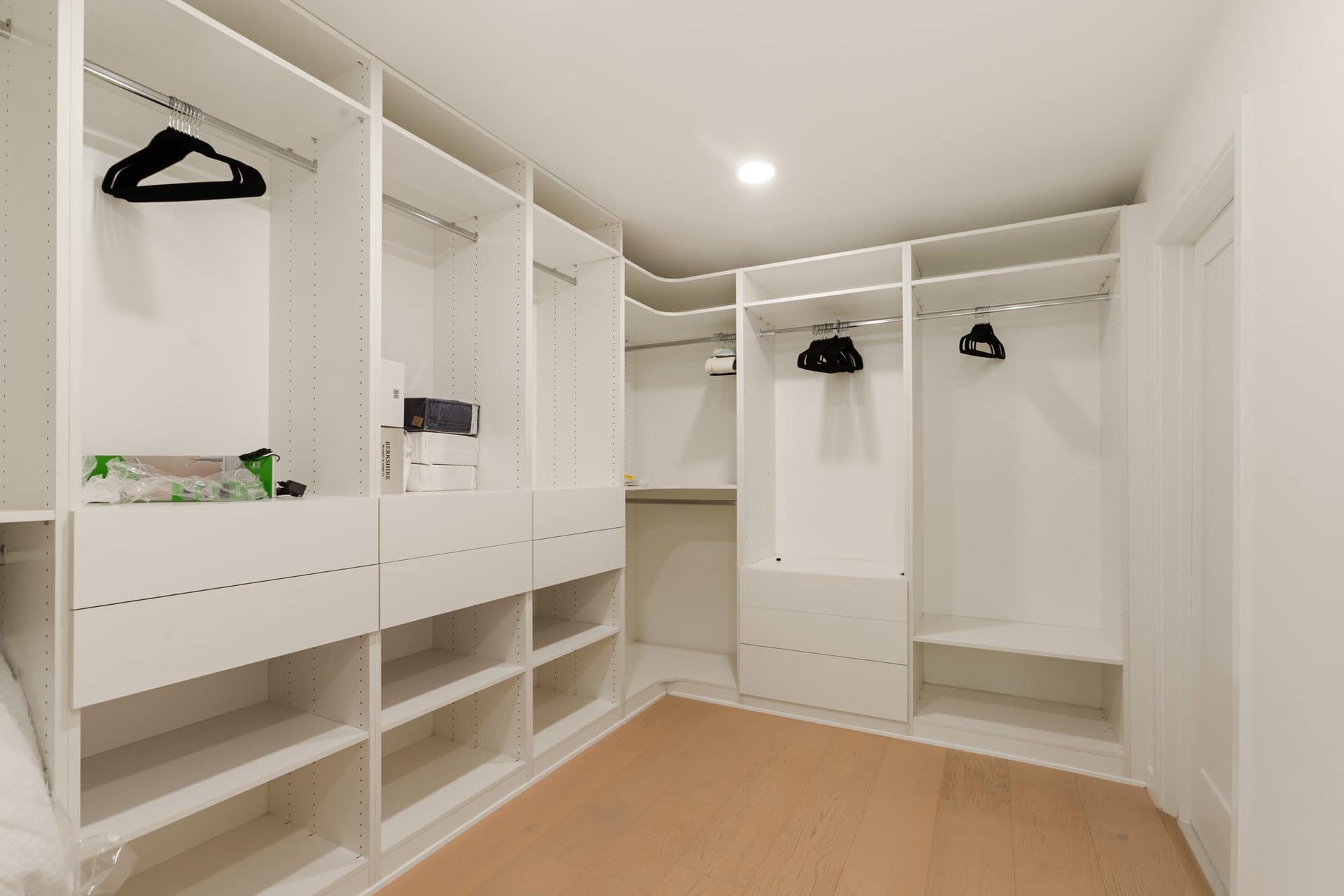 9432 Oakmore Rd primary suite — luxury rental Los Angeles 90035 photo 6