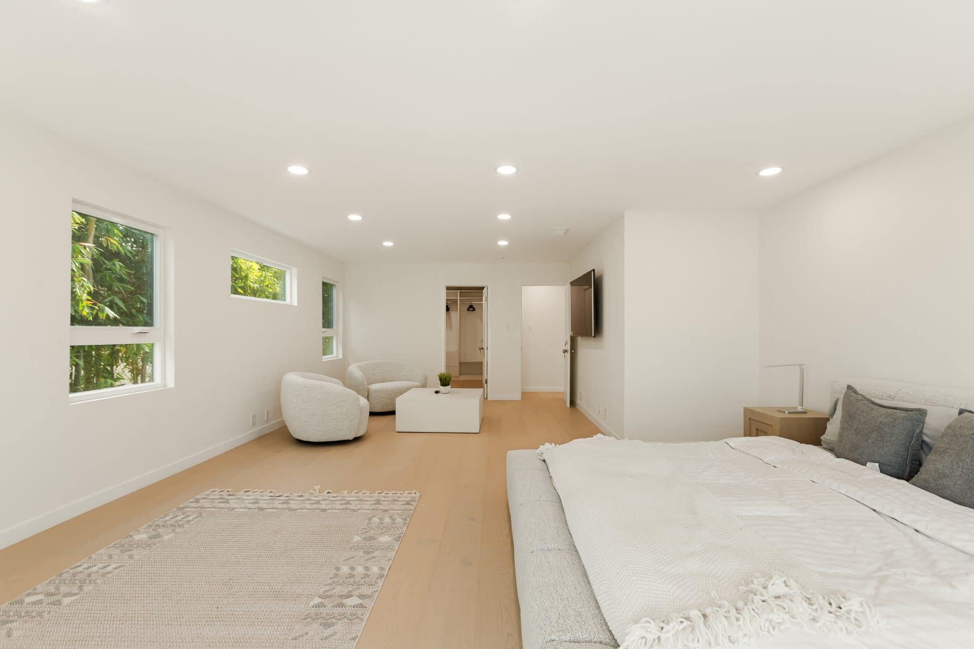 9432 Oakmore Rd primary suite — luxury rental Los Angeles 90035 photo 3
