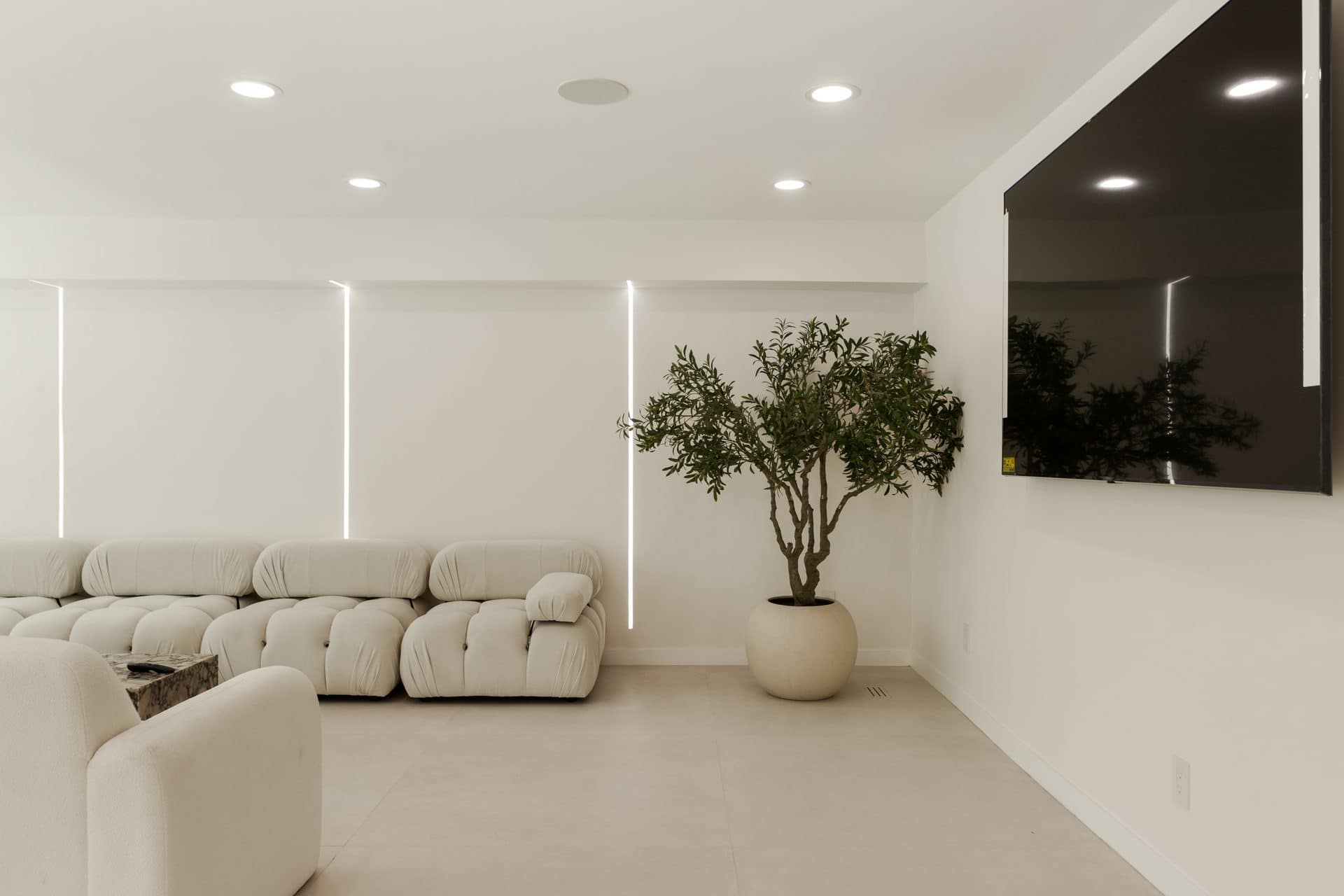9432 Oakmore Rd living rooms — luxury rental Los Angeles 90035 photo 3