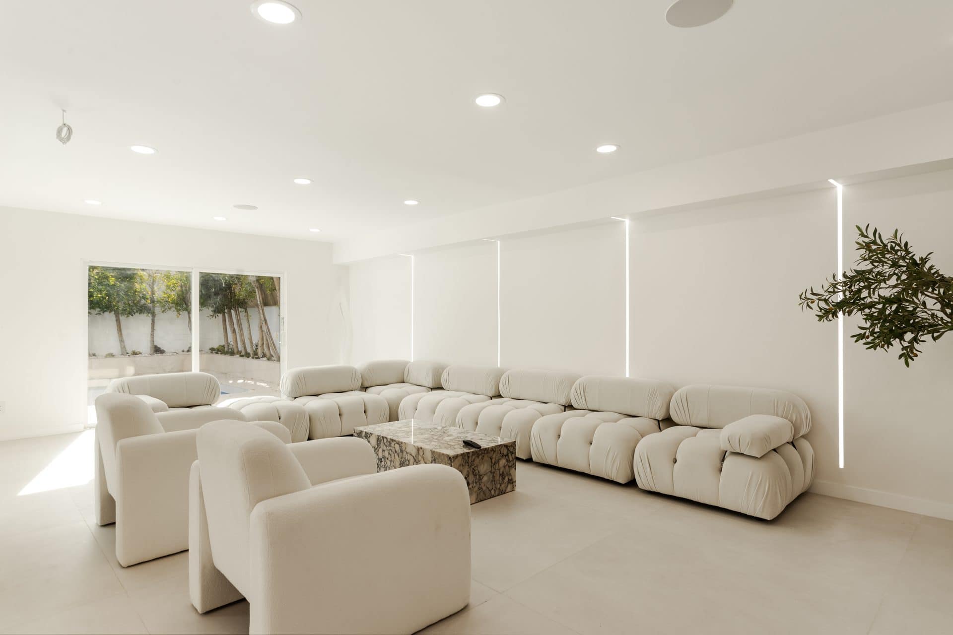 9432 Oakmore Rd living rooms — luxury rental Los Angeles 90035 photo 4